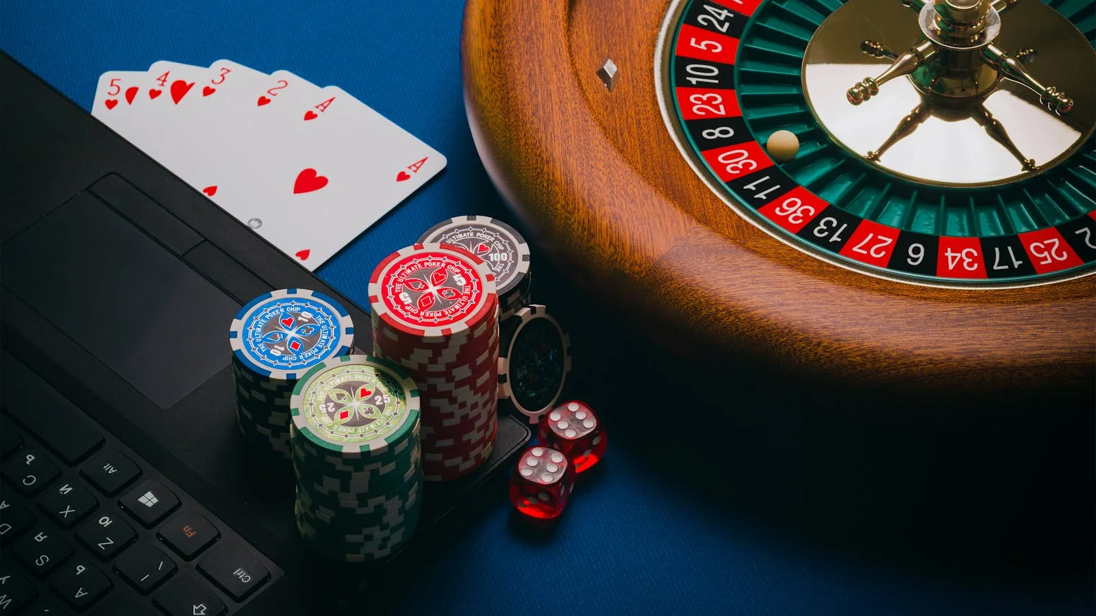Bàn casino close-up — phân tích Kelly Criterion áp dụng cho Baccarat banker